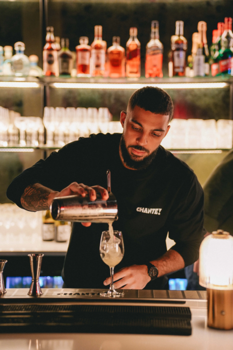 CHANTE_07961©duchili Barman en train de faire un cocktail au bar de Chante !