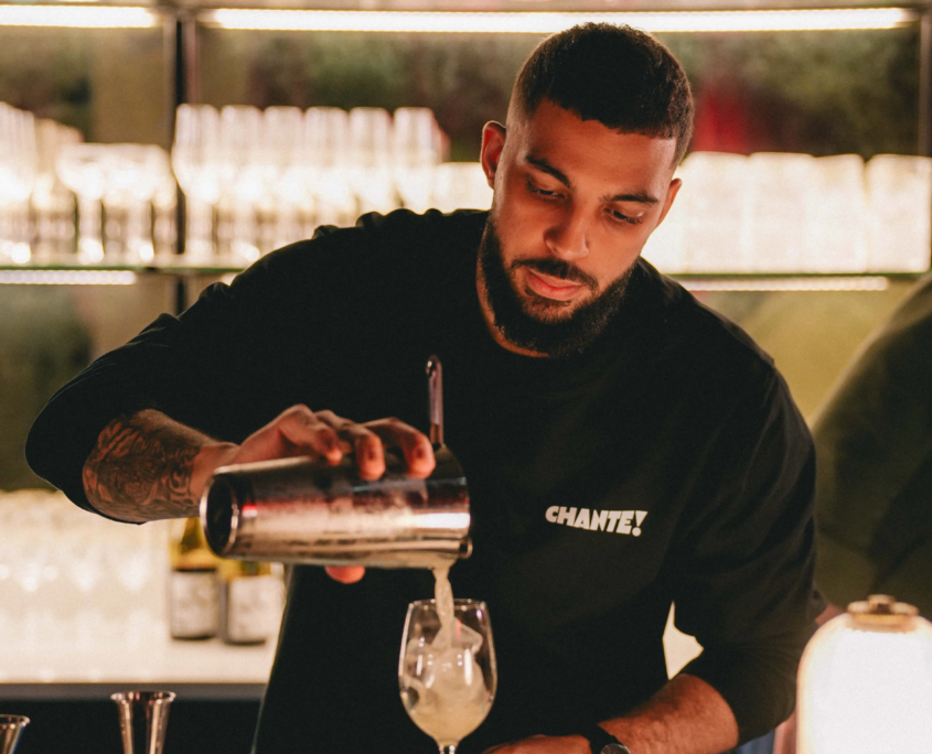 CHANTE_07961©duchili Barman en train de faire un cocktail au bar de Chante !