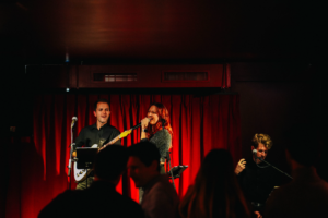 groupe de music live qui chante dans le bar caché de Chante !